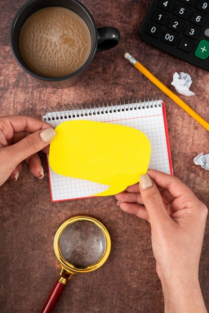 Handen van vrouw met gedachte Bubble blad met kopie ruimte koffiekopje en briefpapier over houten achtergrond zakenvrouw branding ideeën en strategieën weergeven