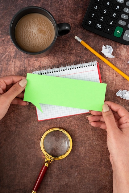 Handen van vrouw met gedachte Bubble blad met kopie ruimte koffiekopje en briefpapier over houten achtergrond zakenvrouw branding ideeën en strategieën weergeven