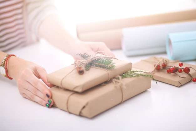 Handen van vrouw met kerst geschenk doos