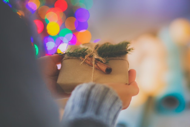 Handen van vrouw met kerstcadeaudoos Kerstmis