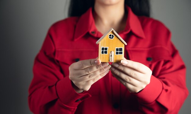 Handen van vrouw met modelhuis