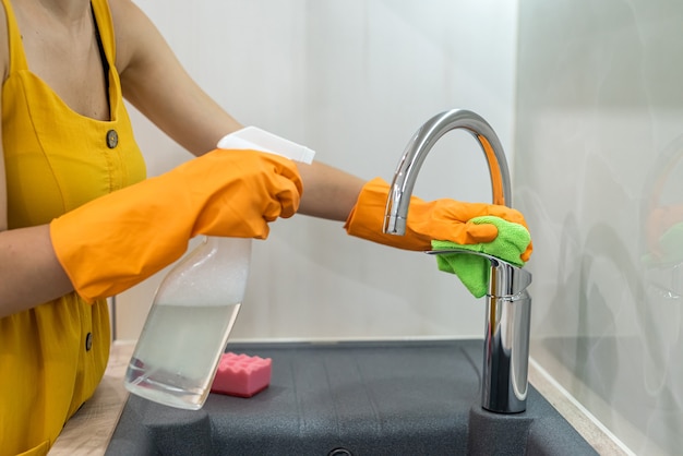 Handen van vrouw wassen kraan in de moderne keuken. levensstijl