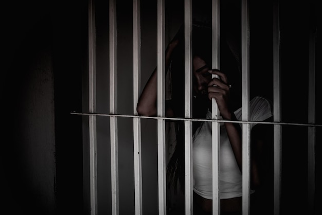 Handen van vrouwen die wanhopig op zoek zijn naar het concept van de ijzeren gevangenisgevangene Thailand mensen Hoop vrij te zijn Als de wet wordt overtreden zou worden gearresteerd en gevangen gezet