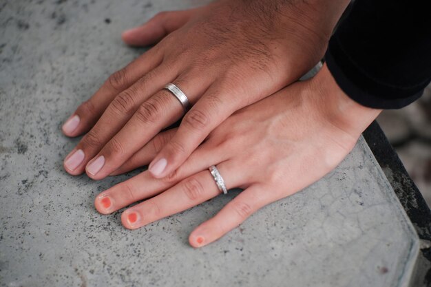 Foto handen vasthouden met een verlovingsring op de vinger.