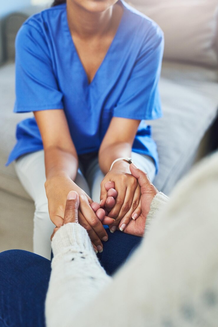 Foto handen vasthouden verpleegster en senior vrouw met steun empathie en medische met rouw huis en hoop closeup gezondheid en professionele met gepensioneerde verzorger en sympathie met comfort en mededogen