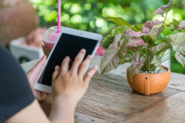 Handen vrouw met behulp van tablet