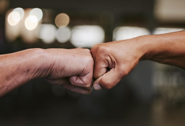 Foto handen vuist stoten en fitnessmotivatie voor sportgroet of teambuilding in sportschool voor wellness atleet mannen vrienden partnerschap en ondersteuning overeenkomst en samenwerking succes en teamwerk