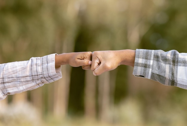 Handen vuist stoten en vrienden in overeenkomst deal of samenwerking op mockup onscherpe achtergrond Hand van mensen die vuisten aanraken in teambuilding, ondersteuning of partnerschap voor overwinning, eenheid of gemeenschap