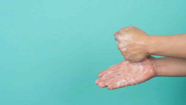 Handen wassen gebaar met schuimende handzeep