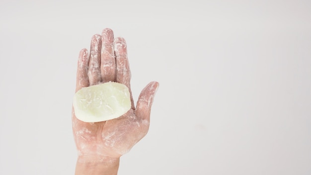 Handen wassen gebaar met zeep en schuim zeepbel op witte achtergrond.