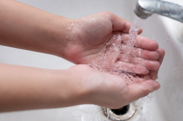 Handen wassen, menselijke hand geïsoleerd