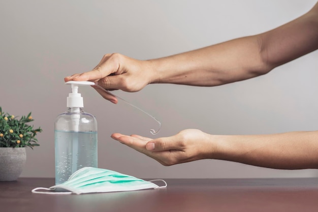 Handen wassen met alcohol gel sanitizer en masker anti-virus bacteriën vuile huidverzorging hygiëne