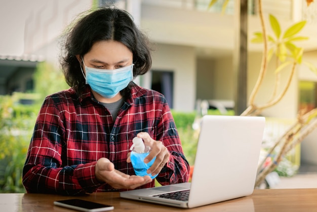 Handen wassen met alcoholgel ter bescherming tegen coronavirus of covid-19