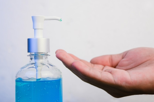 Handen wassen met Sanitizer alcohol gel, schone handen wrijven hygiëne voorkomen van coronavirus of covid-19 uitbraak.