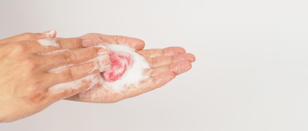 Handen wassen met schuimende en roze zeep op witte achtergrond Studio shot