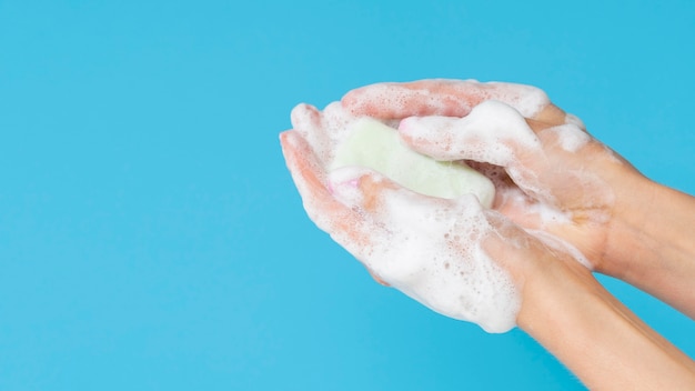 Foto handen wassen met schuimende zeep en kopie ruimte