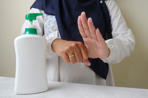 handen wassen met vloeibare zeep of alcoholgel van pompfleshygiëne en gezondheidszorgconcept