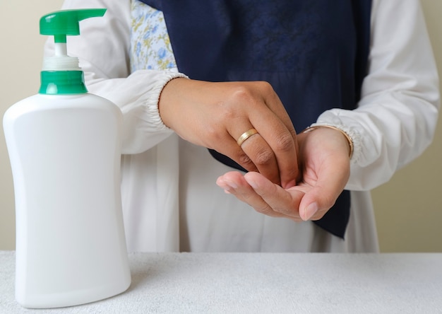 handen wassen met vloeibare zeep of alcoholgel van pompfleshygiëne en gezondheidszorgconcept