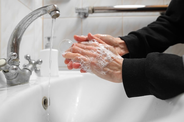 Handen wassen met water en zeep om coronavirus te voorkomen Handen wassen