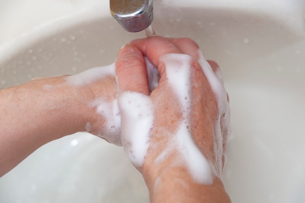 Handen wassen met water en zeep ter bescherming tegen het Coronavirus