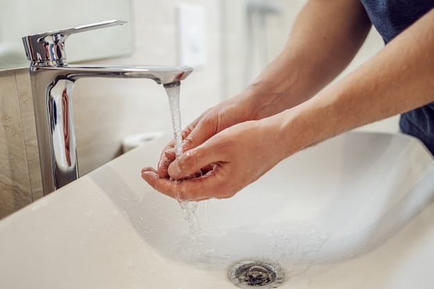 Handen wassen met zeep man voor preventie van coronavirus, hygiëne om verspreiding van coronavirus te stoppen.