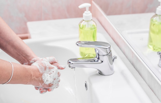 Handen wassen met zeep om corona-virus te voorkomen