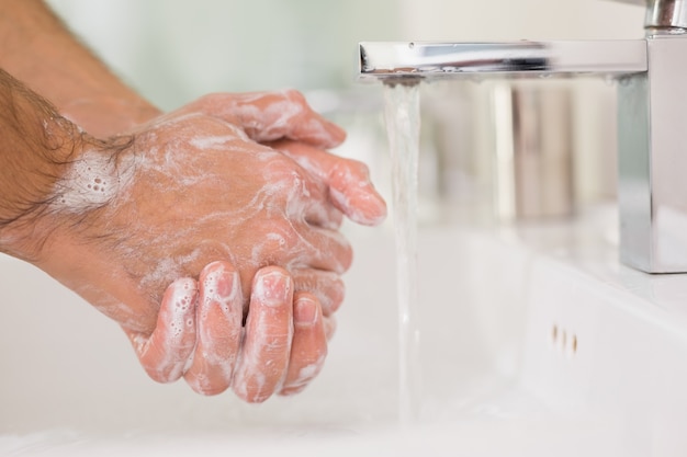 Handen wassen met zeep onder stromend water