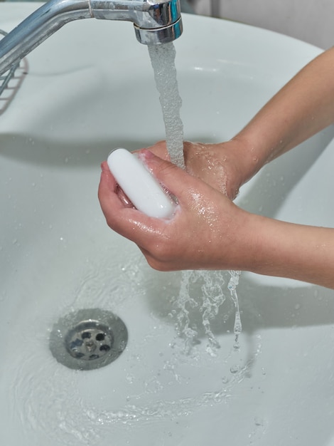 Foto handen wassen met zeep.