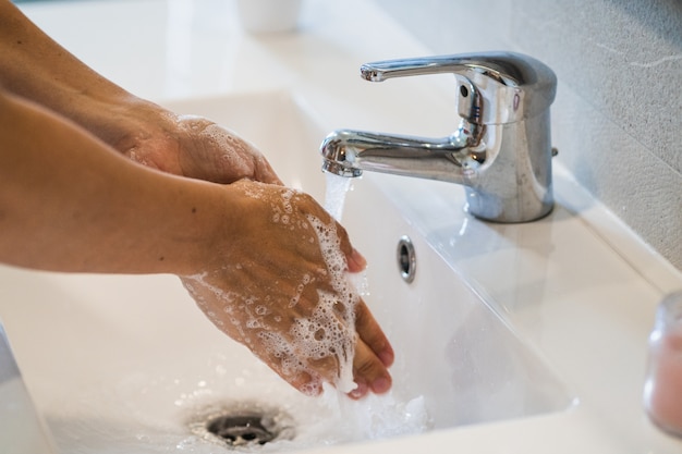 Handen wassen met zeepman voor coronaviruspreventie, hygiëne om de verspreiding van coronavirus te stoppen