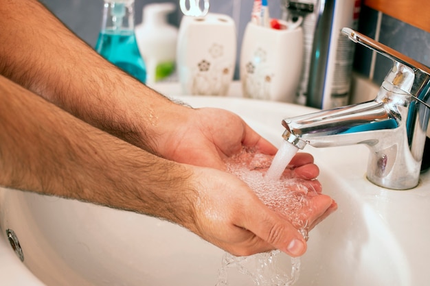 Handen wassen op de badkamer