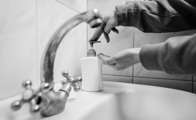 Handen wassen wrijven met zeep man voor coronavirus preventie zwart-wit foto