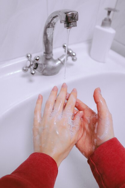 Handen wassen wrijven met zeep man voor coronaviruspreventie vintage fotoverwerking