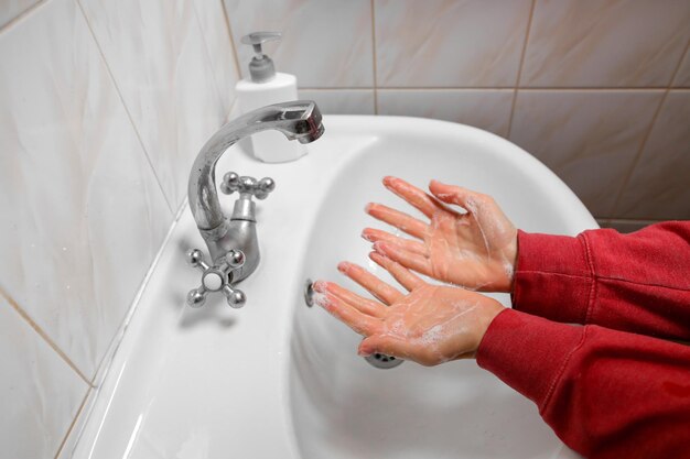 Handen wassen wrijven met zeepman voor coronaviruspreventiehygiëne om te stoppen met het verspreiden van COVID19