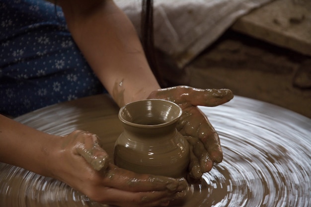 Handen werken klei op pottenbakkerswiel lampang in thailand