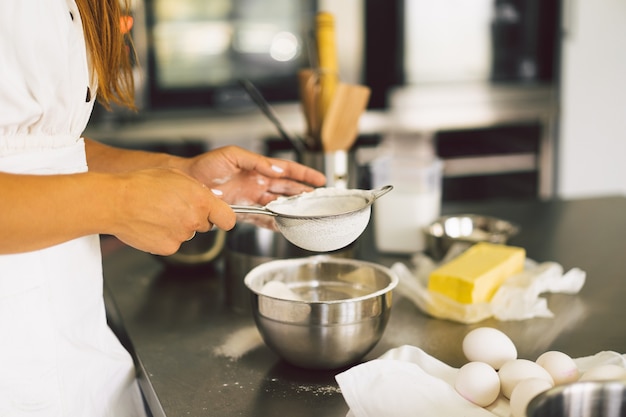 Handen werken met deegbereiding recept brood pizza of taart maken van ingrediënten koken taarten