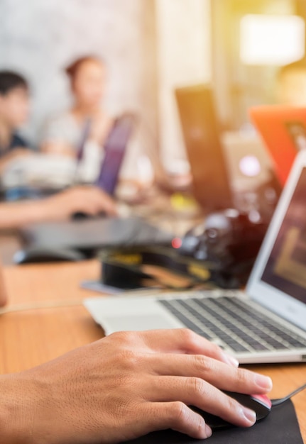 Handen werken met een laptop op kantoor