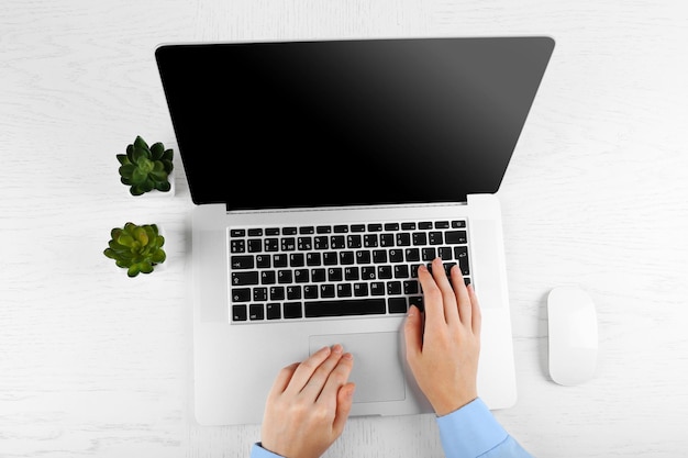 Foto handen werken op kantoor met laptop op witte tafel