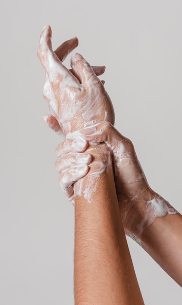 Foto handen wrijven met water en zeep