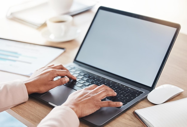 Handenscherm of vrouw die laptoptoetsenbord typt met mockup voor handelsstrategie, belasting- of bedrijfsauditbeoordeling Financiële zoom of financieel adviseur voor aandelenmarkt, investeringsbudget of hypotheekplanning