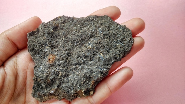 Handexemplaar van stollingsgesteente andesiet, uit geologische verzameling.