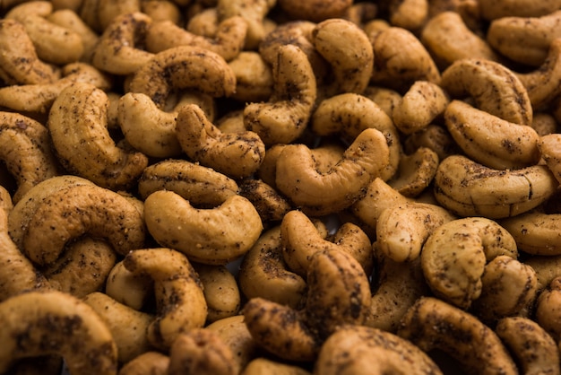 Photo a handful roasted spiced cashew nuts  or masala kaju served in a bowl, selective focus