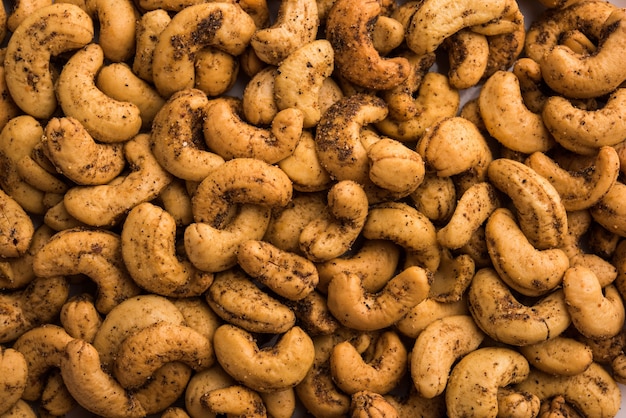 Photo a handful roasted spiced cashew nuts  or masala kaju served in a bowl, selective focus