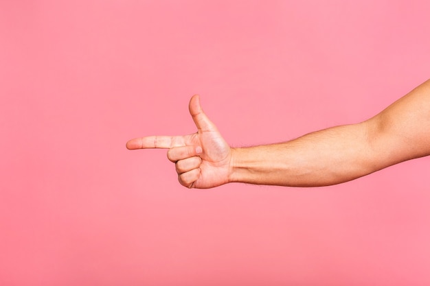 Foto handgebaren man wijzend op virtueel object met wijsvinger