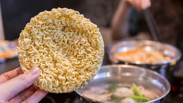 Handgeknipte koreaanse instant noodle of droge noedels in een cirkel