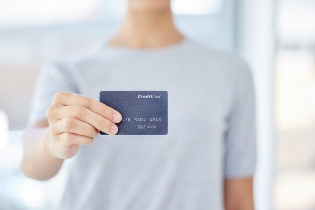 Handgeld en vrouw met creditcard voor financiële bank- en geldbetaling in een kamer Koop of betaal rekeningen in de detailhandel of schulden met salaris met girale service Spaarwinst en banksleutel