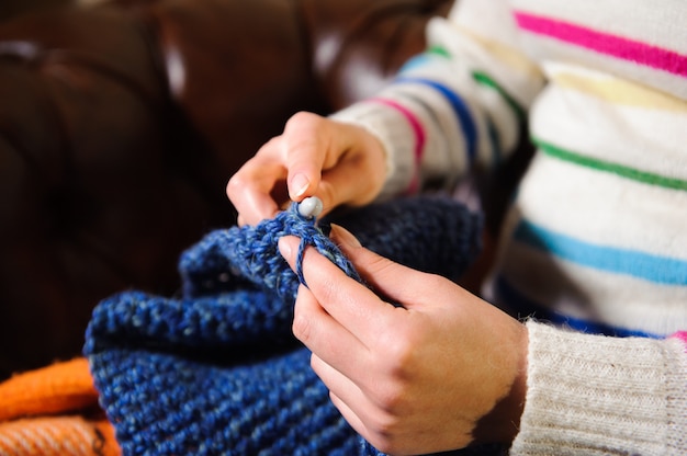 Handgemaakt breien, vrijetijdsbesteding vrouw. detail foto