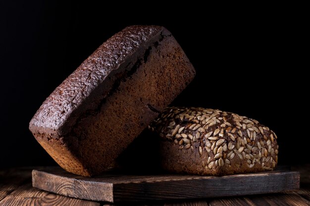 Handgemaakt brood op een hout met zwarte achtergrond