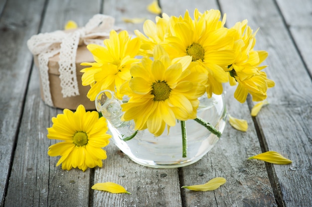 Handgemaakt geschenk en gele margrieten