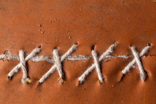 Handgemaakt handwerk met touwtjes op leer