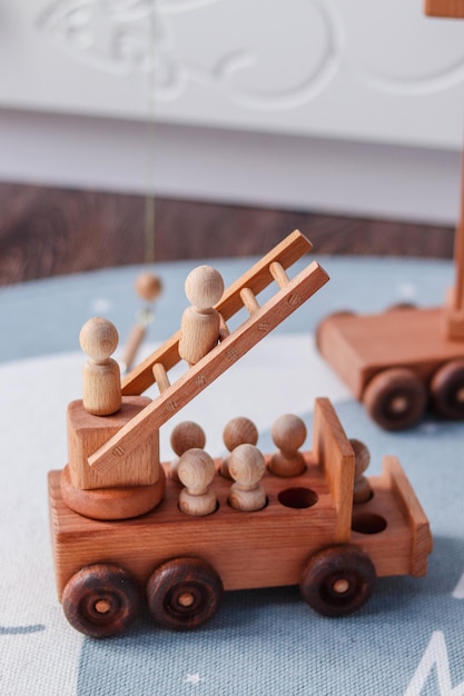 Handgemaakt houten speelgoed in het interieur van kamer pastelkleuren mint en grijs